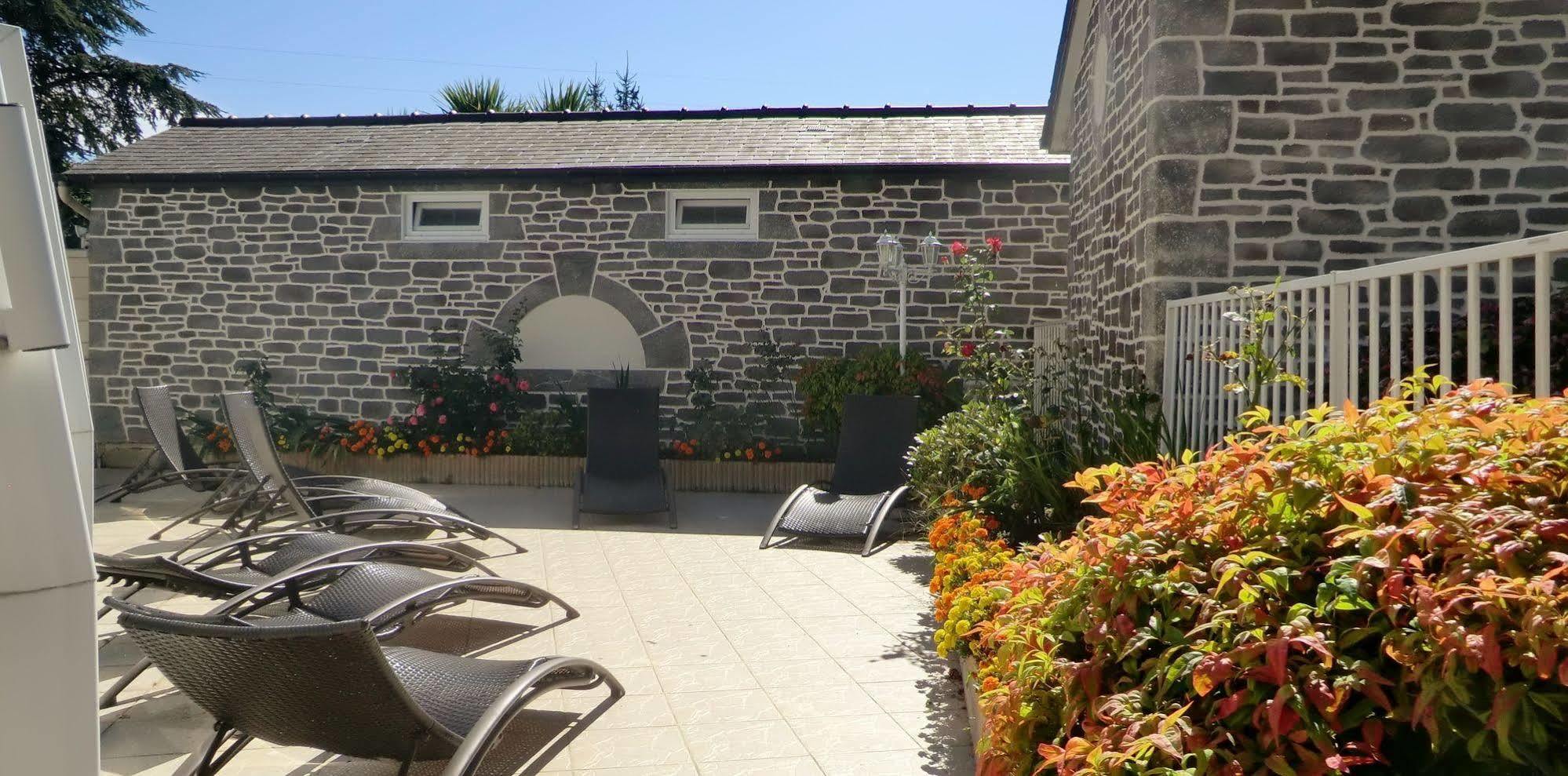 Hôtel les 13 Assiettes Le Val-Saint-Père Exterior foto